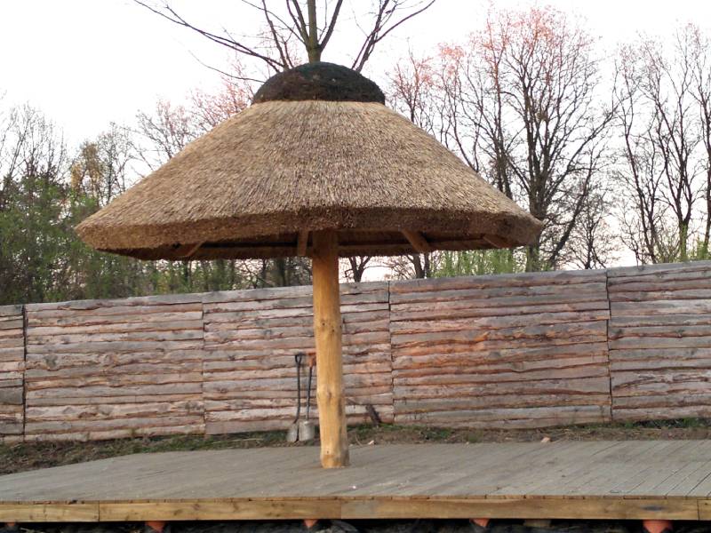 wiaty z drewna-parasole trzcinowe